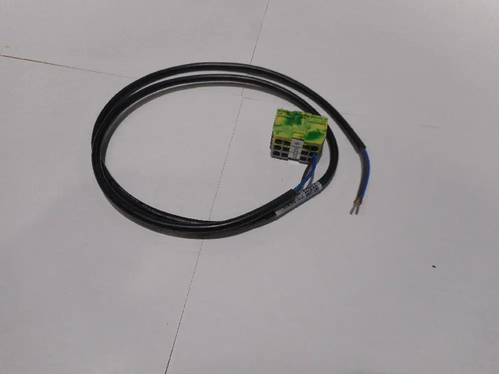 Kabelbaum mit Anschluss für 24V-Geräte, ausgestattet mit verschiedenen Leitungen. Marke Remeha erkennbar auf dem Kabel.